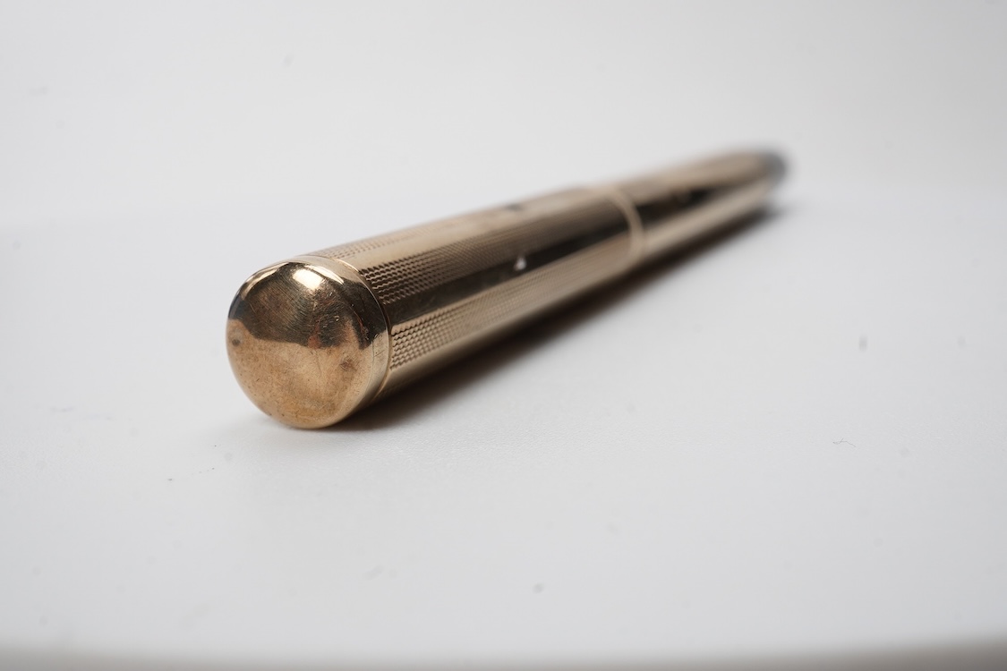 A Waterman FDW 9ct. gold lever fill fountain pen in lined engine turned decoration fitted with Waterman 14ct. gold nib